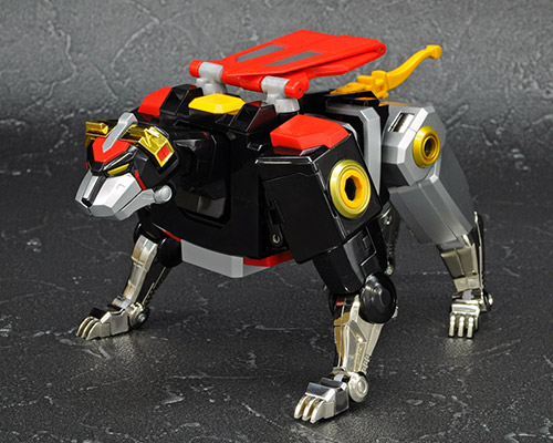 Black lion type robot that is the team leader of the "golden Asahi" is boarding.