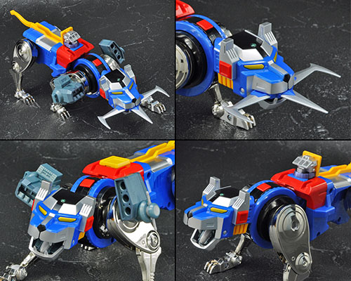 Blue lion type robot that initial in "silver noble", but then "Fara princess" is boarding.