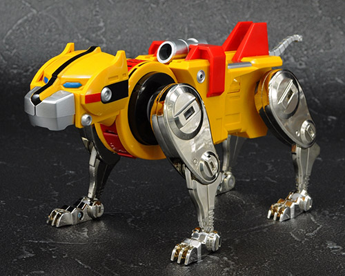 Yellow lion type robot to board the "bronze strong".